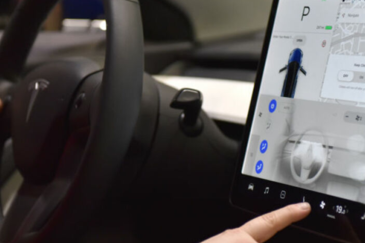 Tesla announced a considerable drop in the price of its FSD driver assistance software in the US.