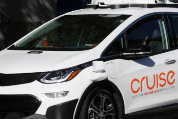 Uber Technologies Inc. intends to integrate self-driving cars from Cruise LLC into its ride-hailing network beginning next year.
